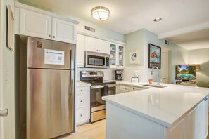 Kjøleskap, mikrobølgeovn, ovn og kokeplater