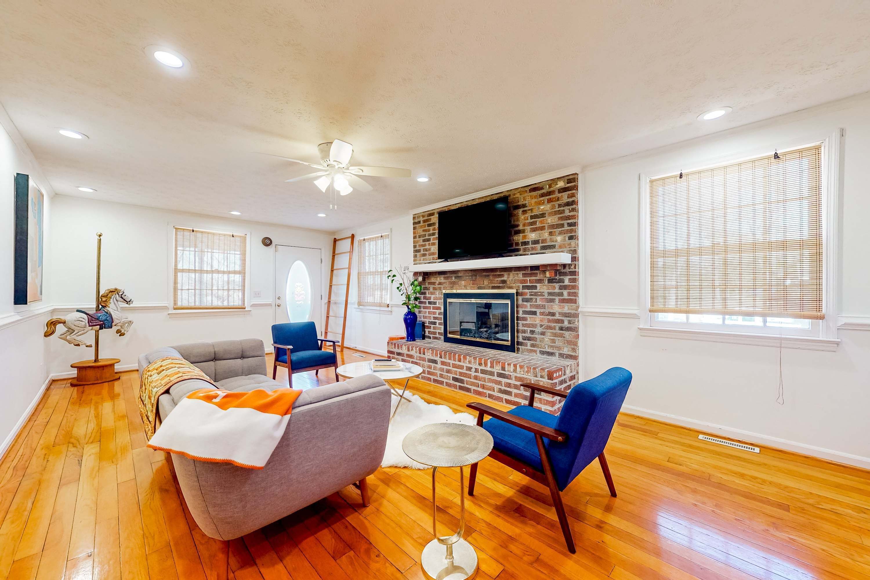 TV, fireplace, offices