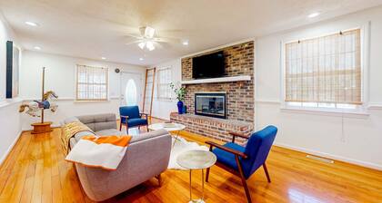 Park Circle home close to restaurants w/ AC & private W/D