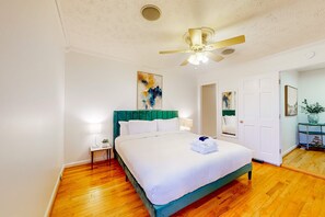 3 soverom, skrivebord, strykejern/-brett og reiseseng for barn