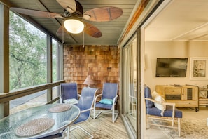 Outdoor dining - Well-equipped Condo with Screened Porch & Lake View - Near Beach, Dogs Welcome (Kiawah Island)