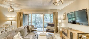 Well-equipped Condo with Screened Porch & Lake View - Near Beach, Dogs Welcome