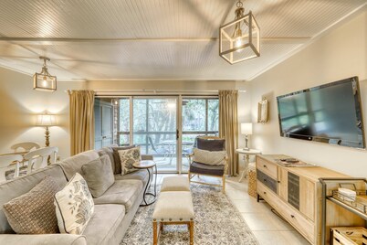 Well-equipped Condo with Screened Porch & Lake View - Near Beach, Dogs Welcome