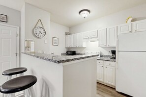 Kjøleskap, mikrobølgeovn, ovn og kokeplater