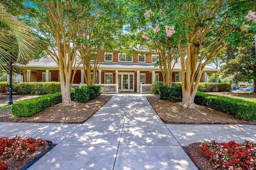 Fully-furnished first-floor condo with pool & private washer/dryer- dog-friendly