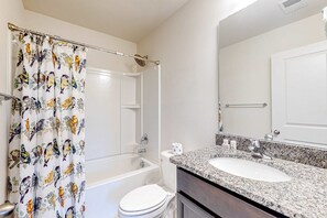 Douche, sèche-cheveux, serviettes fournies