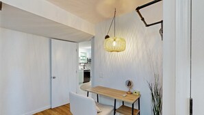 Una cocina moderna con armarios blancos y encimera de madera.