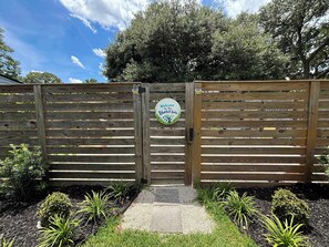 Un cancello in legno con un cartello di benvenuto per la Suite Bluebell.