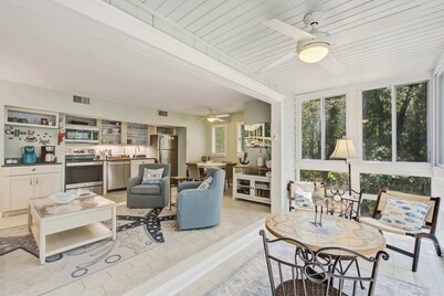 First floor ocean area condo with sunroom/ Free WiFi - close to the beach/ park