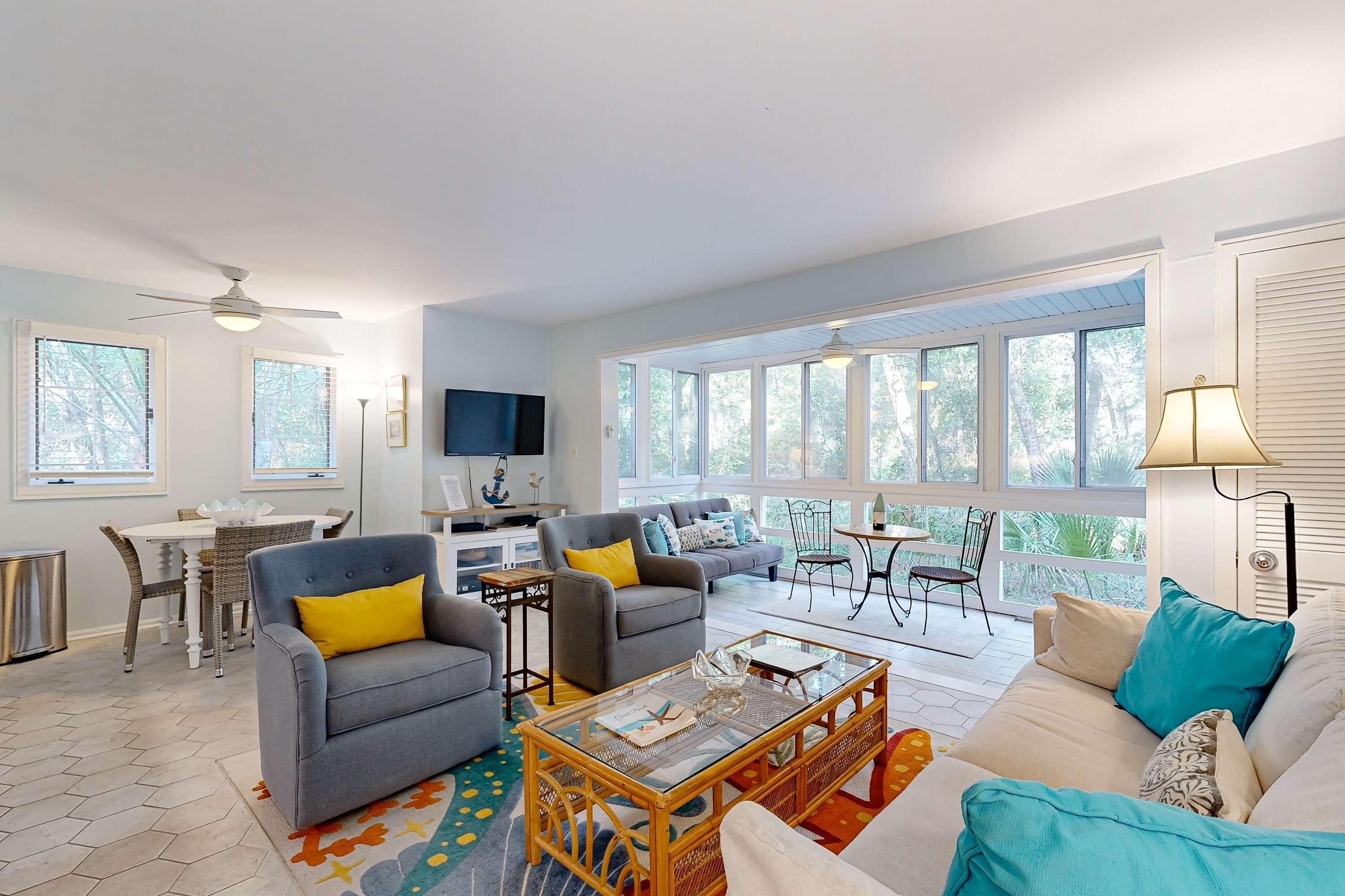 Televisión, reproductor de DVD, oficina