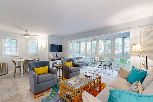 First floor ocean area condo with sunroom/ Free WiFi - close to the beach/ park