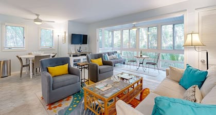 First floor ocean area condo with sunroom/ Free WiFi - close to the beach/ park