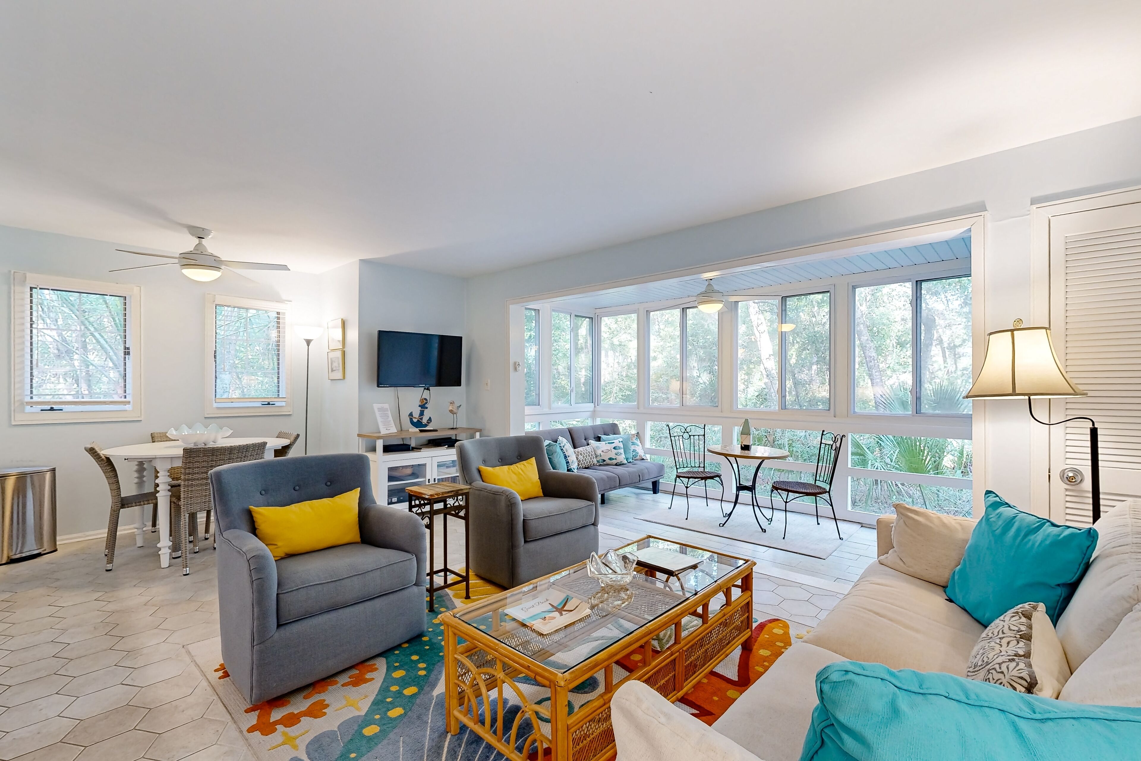 テレビ、DVD プレーヤー、書斎 / ワークスペース