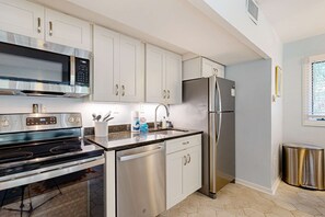 Kjøleskap, mikrobølgeovn, ovn og kokeplater