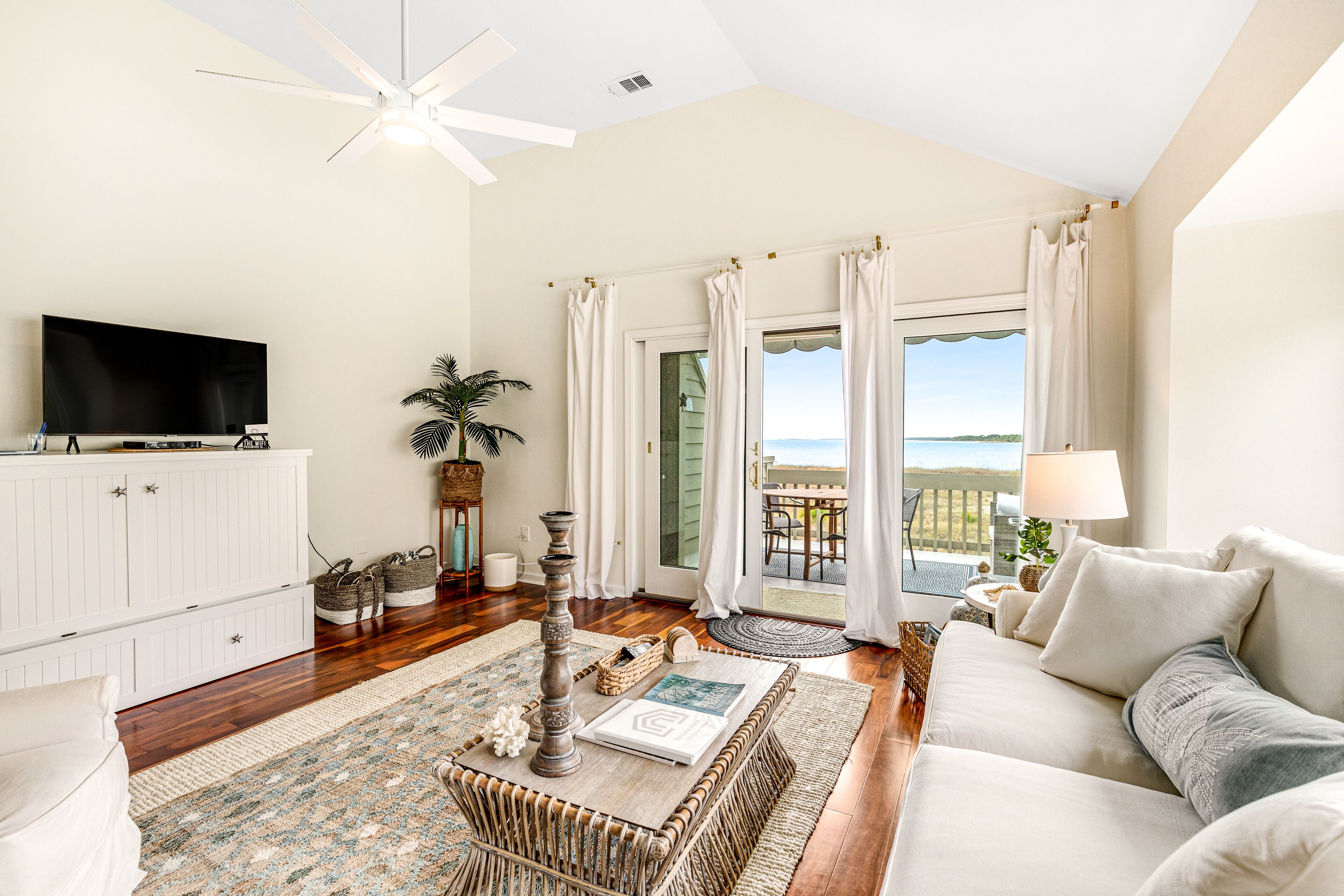 TV, DVD-spiller og kontorer