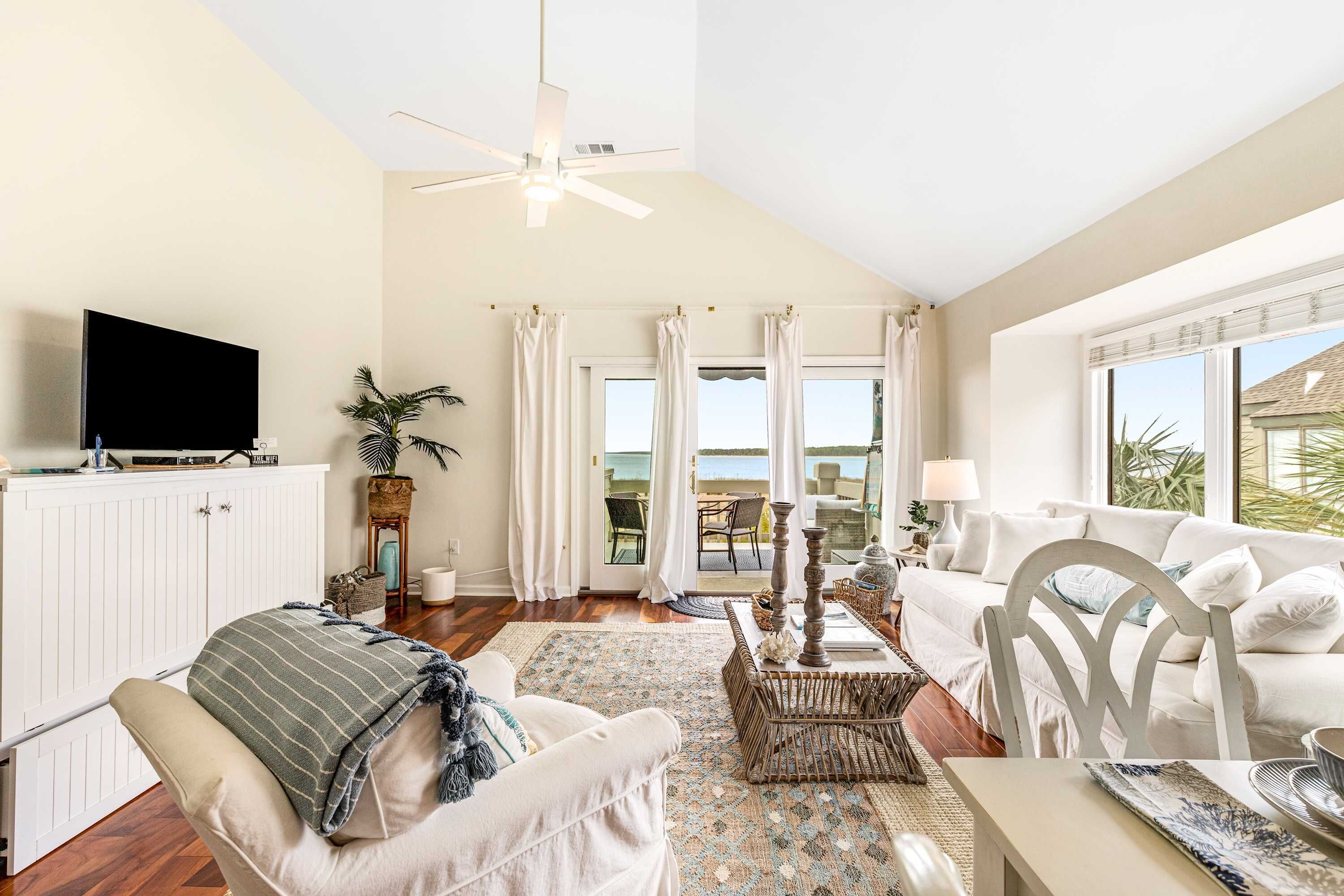 Televisión, reproductor de DVD, oficina