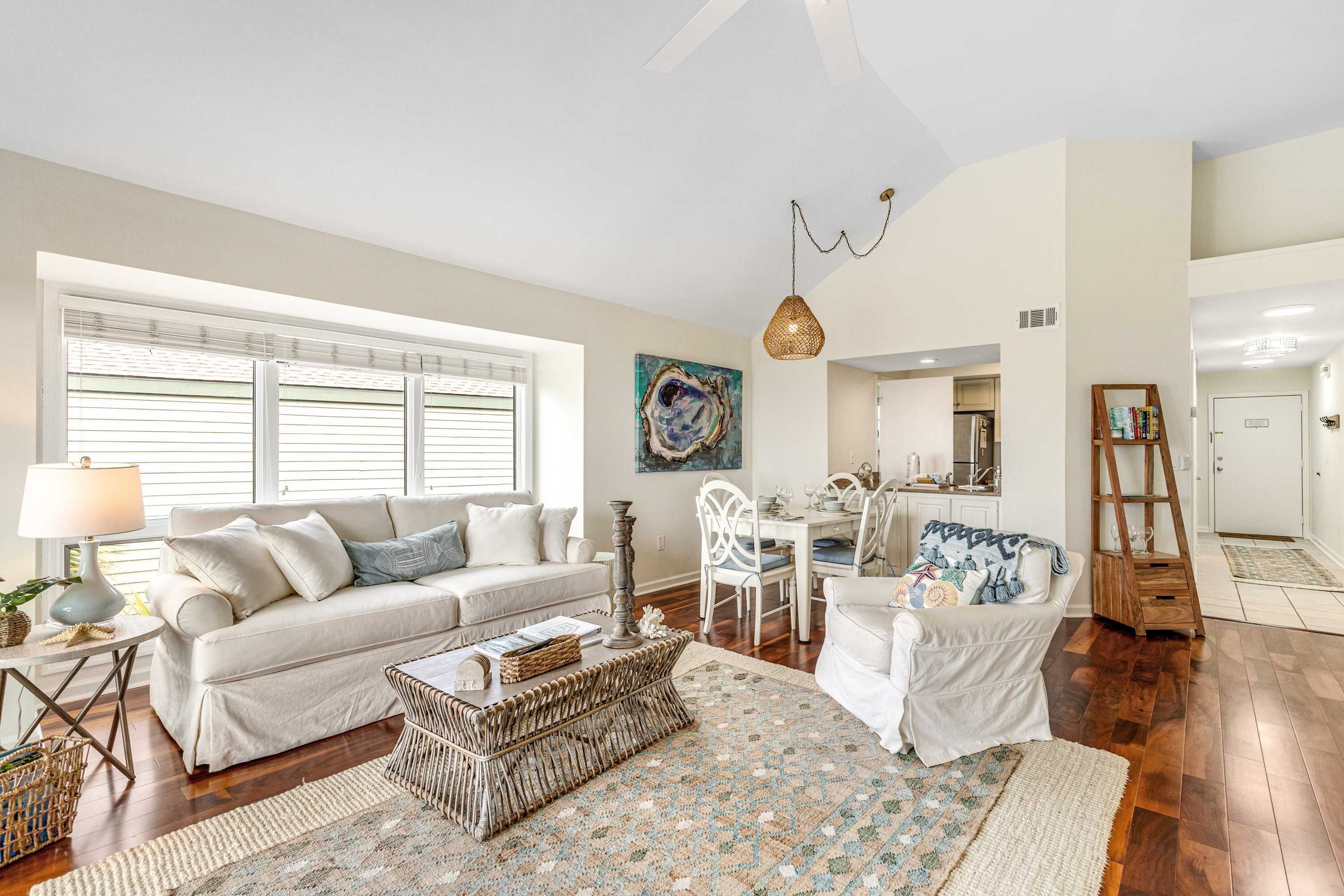 Televisión, reproductor de DVD y oficina 