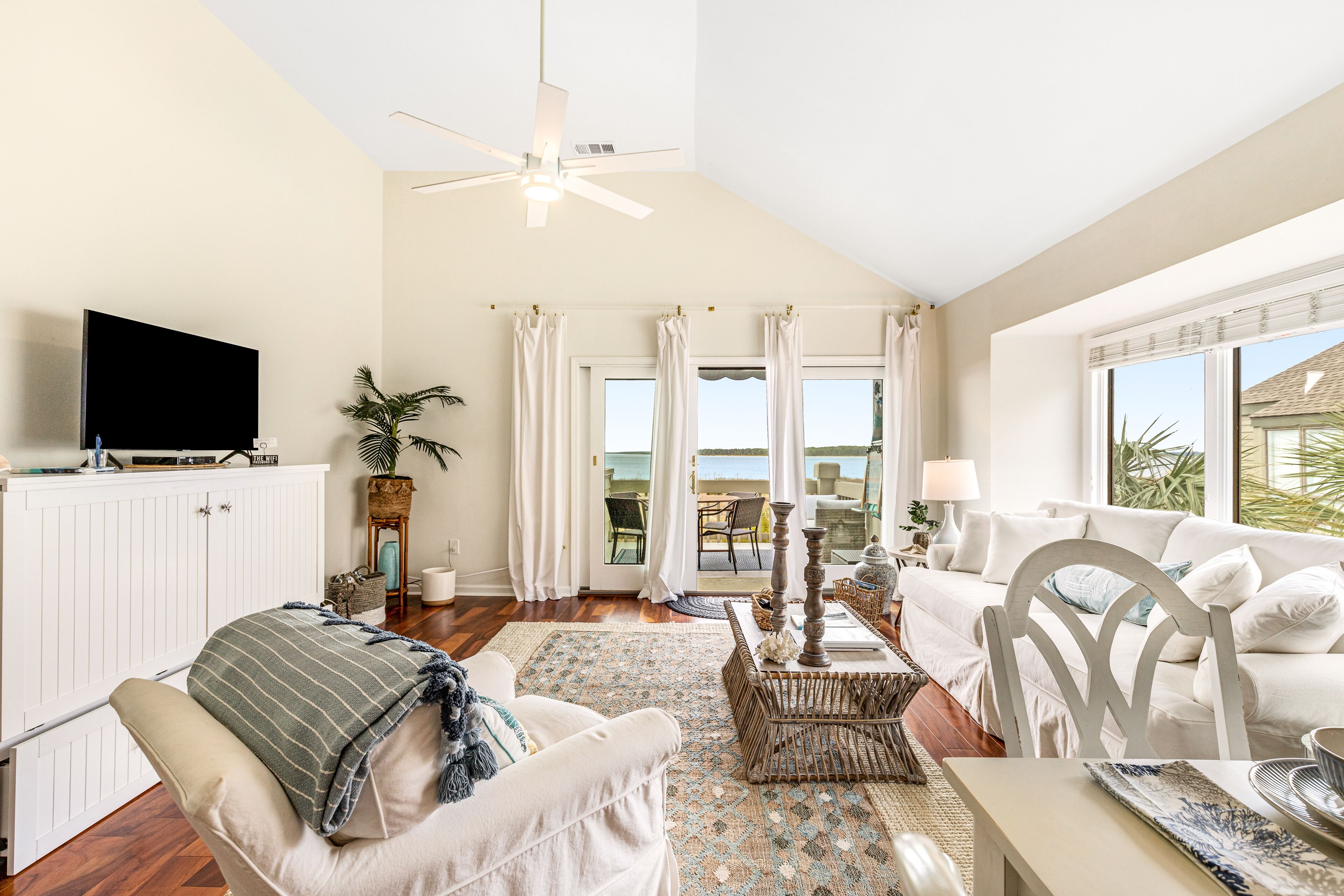 Télévision, lecteur de DVD, espaces bureaux