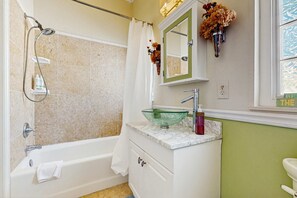 Dusche, Haartrockner, Handtücher, Shampoo