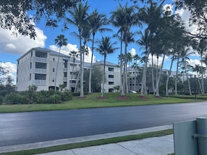 Exterior - Luxury Studio with lanai sleeps 4, premium resort, gym, 4 pools, restaurant (Bonita Springs)