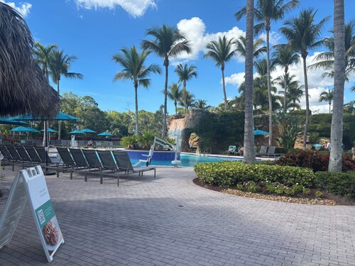 Luxury Studio with lanai  sleeps 4, premium resort, gym, 4 pools, restaurant