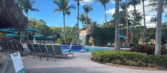 Luxury Studio with lanai  sleeps 4, premium resort, gym, 4 pools, restaurant