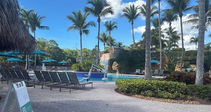 Luxury Studio with lanai sleeps 4, premium resort, gym, 4 pools, restaurant