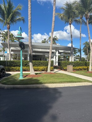 Property grounds - Luxury Studio with lanai sleeps 4, premium resort, gym, 4 pools, restaurant (Bonita Springs)