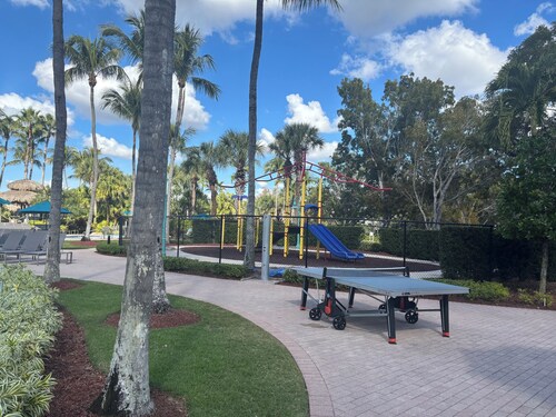 Luxury Studio with lanai  sleeps 4, premium resort, gym, 4 pools, restaurant
