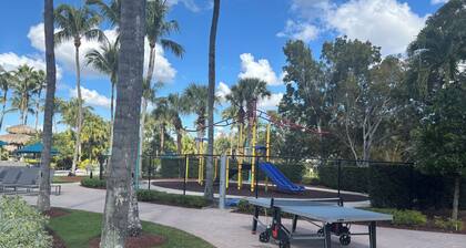 Luxury Studio with lanai sleeps 4, premium resort, gym, 4 pools, restaurant