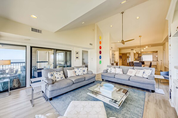 TV, offices - Luxury penthouse with stunning oceanfront views, 3 decks, pool & hot tub (Isle of Palms)