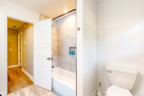 Shower, towels, shampoo - Modern cottage with all-new interior, patio, AC, & W/D - near beaches & golf (Johns Island)
