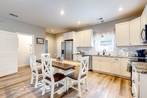 Modern cottage with all-new interior, patio, AC, & W/D - near beaches & golf