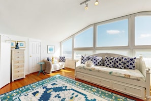 Interior - Spacious oceanfront home w/ stunning views, large deck - private access to beach (Folly Beach)