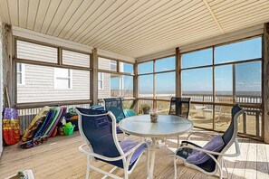 Dining - Spacious oceanfront home w/ stunning views, large deck - private access to beach (Folly Beach)