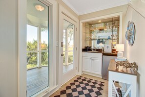 Interior - Centrally located to local attractions, close to beach access & marsh views (Isle of Palms)