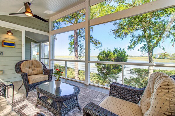 Interior - Centrally located to local attractions, close to beach access & marsh views (Isle of Palms)