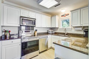 Fridge, microwave, oven, stovetop - Centrally located to local attractions, close to beach access & marsh views (Isle of Palms)