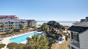 Resort com piscina, vista para a praia e vários edifícios.