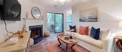 テレビ、暖炉、書斎 / ワークスペース