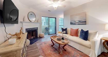 Stylish dog friendly, ground-floor getaway with pool, washer/dryer, & AC
