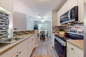 Kjøleskap, mikrobølgeovn, ovn og kokeplater