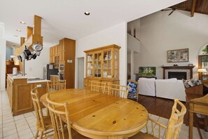Un'ampia cucina con mobili in legno, un tavolo da pranzo e un forno integrato.
