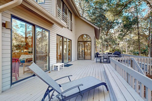 Private home with large deck and views of a lagoon – walk or bike to the beach