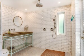 Dusche, Handtücher, Shampoo