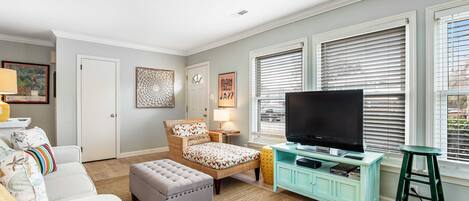 Tv, böcker och kontor