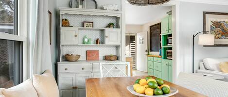 Tv, böcker och kontor