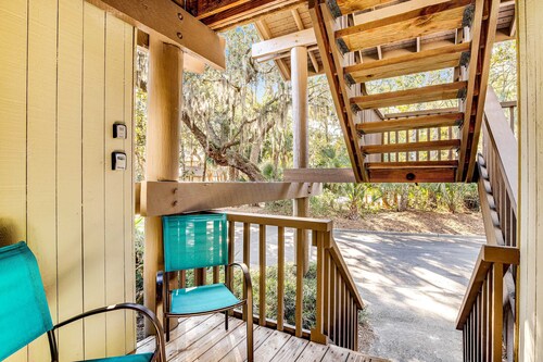 Five minute walk to beautiful beaches, golf course views, pet friendly