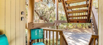 Five minute walk to beautiful beaches, golf course views, pet friendly