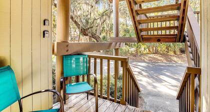 Five minute walk to beautiful beaches, golf course views, pet friendly